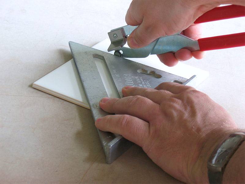 Как пользоваться ручным плиткорезом? знакомство с инструментом. как правильно резать плитку различными плиткорезами? - все о строительстве