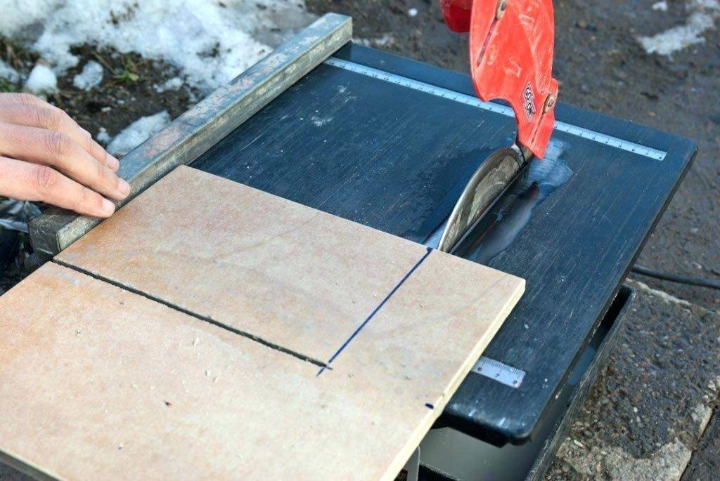 Как резать плитку болгаркой без сколов правильно: прямой распил, под углом 45° и вырезание отверстий