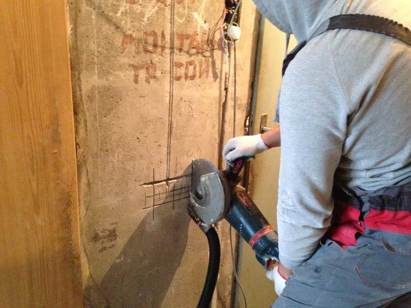 Как пропилить бетонную стену без пыли. как штробить стену под проводку: пошаговая инструкция