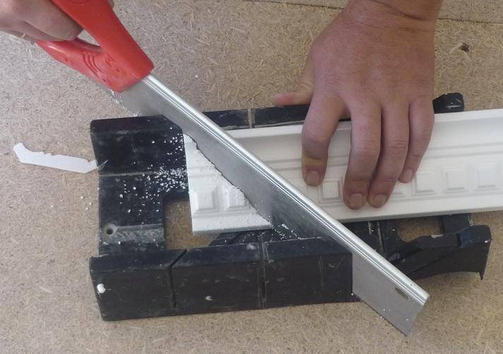 Как резать потолочный плинтус: учимся делать правильные углы