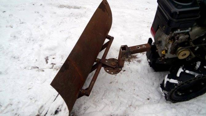 Отвал для мотоблока своими руками: как сделать снегоуборочную лопату из бочки, древесины