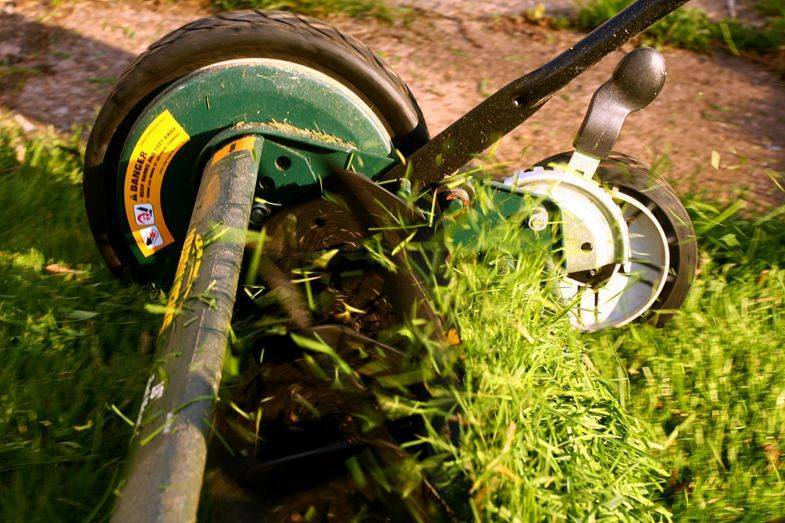 Самодельные газонокосилки — учимся создавать из разных инструментов и основ