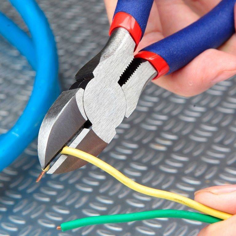 Как отрезать кабель под напряжением