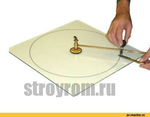 Как обрезать жидкое стекло на круглый стол