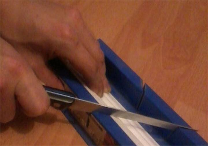 Как отрезать угол потолочного плинтуса: как нарезать потолочный плинтус в углах, как срезать, обрезать угол с помощью стусла, без стусла, как разрезать правильно, как отпилить плинтус на потолок
