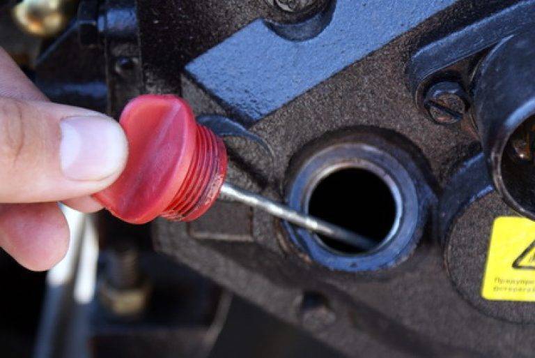 Замена масла в мотоблоке «нева»: какое заливать в двигатель и редуктор, как заменить масло в воздушном фильтре