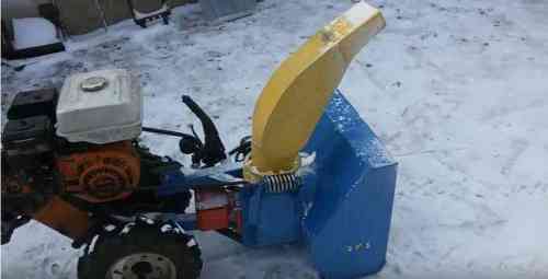 Снегоуборщик для мотоблока: чистка снега снегоуборочной насадкой, газонокосилка с отвалом на ока - три в одном