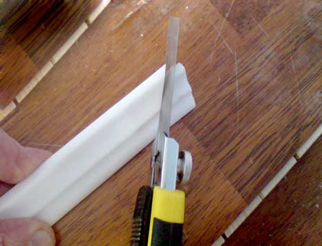 Как резать потолочный плинтус в углах: как правильно отрезать, подрезать, вырезать, срезать углы, обрезать на углах, подрезка со стуслом и без стусла
