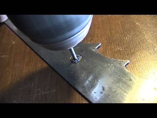 Как просверлить перпендикулярное отверстие дрелью в дереве или металле