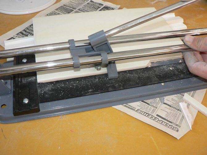 Как пользоваться ручным плиткорезом? знакомство с инструментом. как правильно резать плитку различными плиткорезами?
