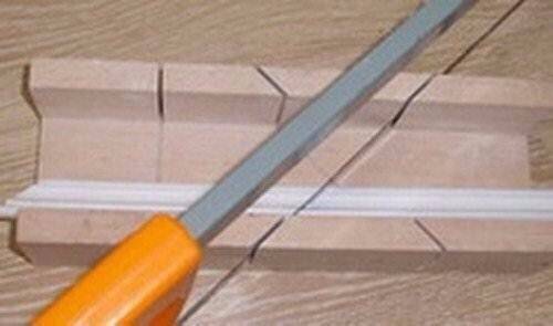 Как резать углы потолочного плинтуса без стусла - ремонт и стройка