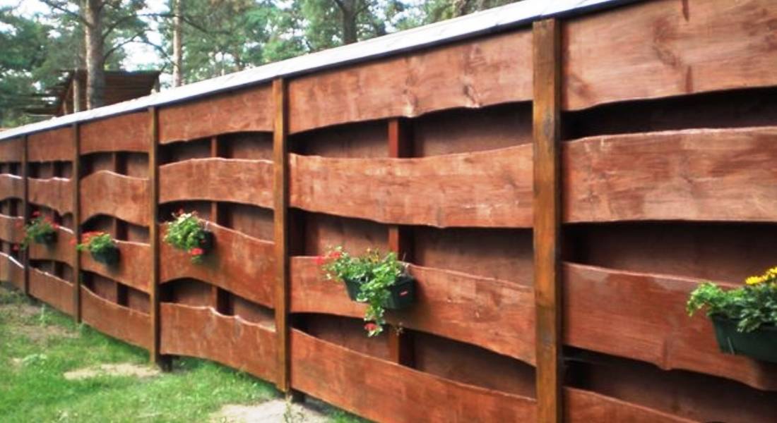 Самостоятельное строительство забора из горбыля — технология стройки