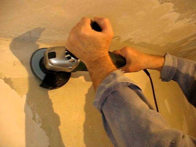 Демонтаж штукатурки со стен: снятие обдирочной машинкой и отбивка своими руками, вес 1м2 старой шпаклевки и др нюансы + видео