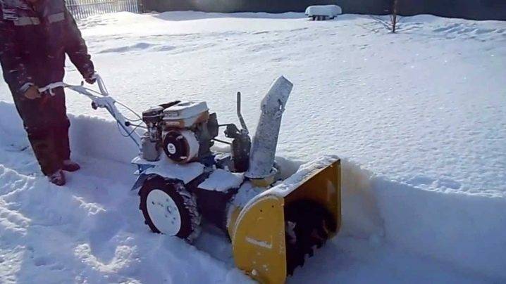 Использование мотоблока зимой для чистки снега