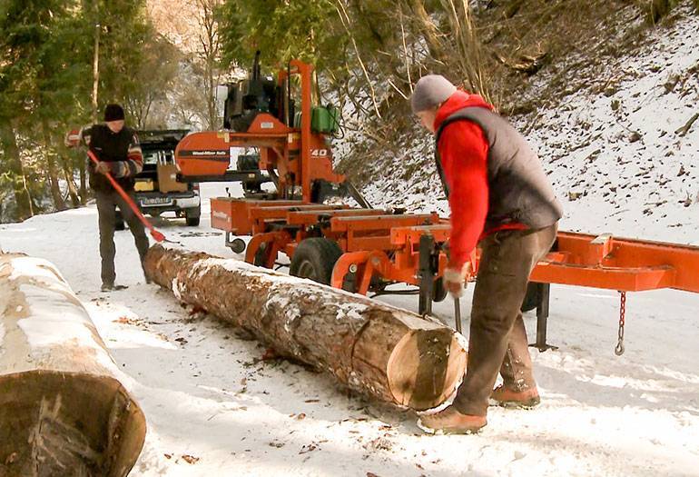 Как пользоваться ручной циркулярной пилой по дереву: техники правильной работы для начинающих, правила безопасности и защита, основы распила без верстака