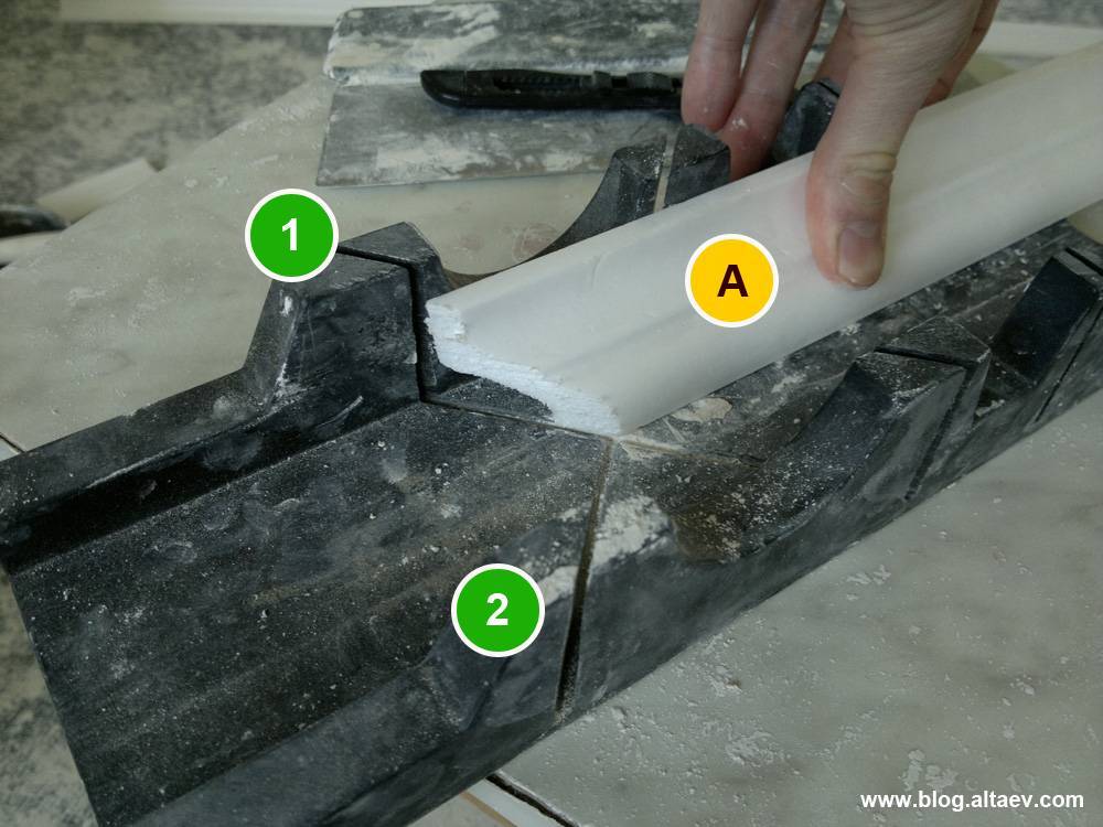 Как сделать угол потолочного плинтуса: делаем правильно используя стусло и без него