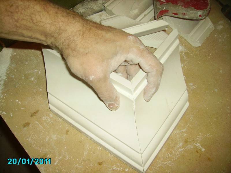 Как вырезать угол на потолочном плинтусе со стуслом и без — инструкция для «чайников»