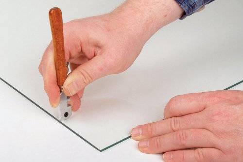 Как выбрать стеклорез и резать стекло в домашних условиях без сколов и трещин