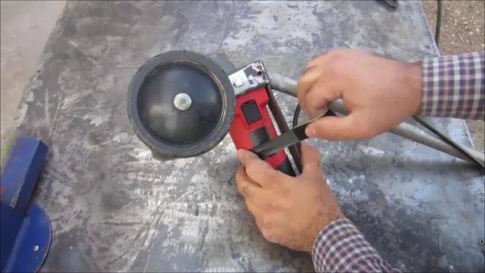 Как сделать триммер из дрели и болгарки своими руками