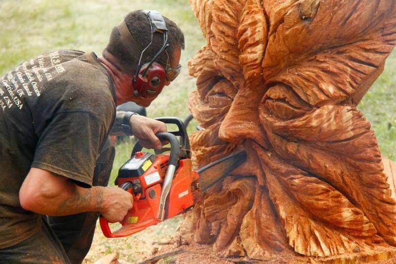 Скульптор с бензопилой. разговор с белорусским мастером резьбы по дереву