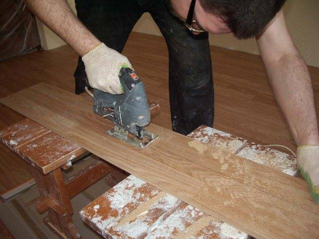 Укладка ламината: на бетонный и деревянный полы, варианты и расчет количества