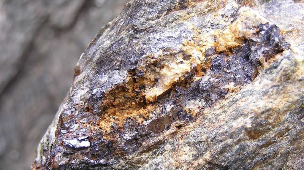 Молибденит минерал кристаллы. Молибденовые руды. Самородок молибден. Кристалл молибдена. Молибденит mos2.