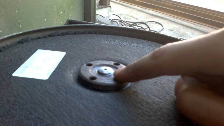 Как правильно ставить диск на болгарку: как его установить и снять? как открутить диск, если его закусило? какой стороной следует его устанавливать?