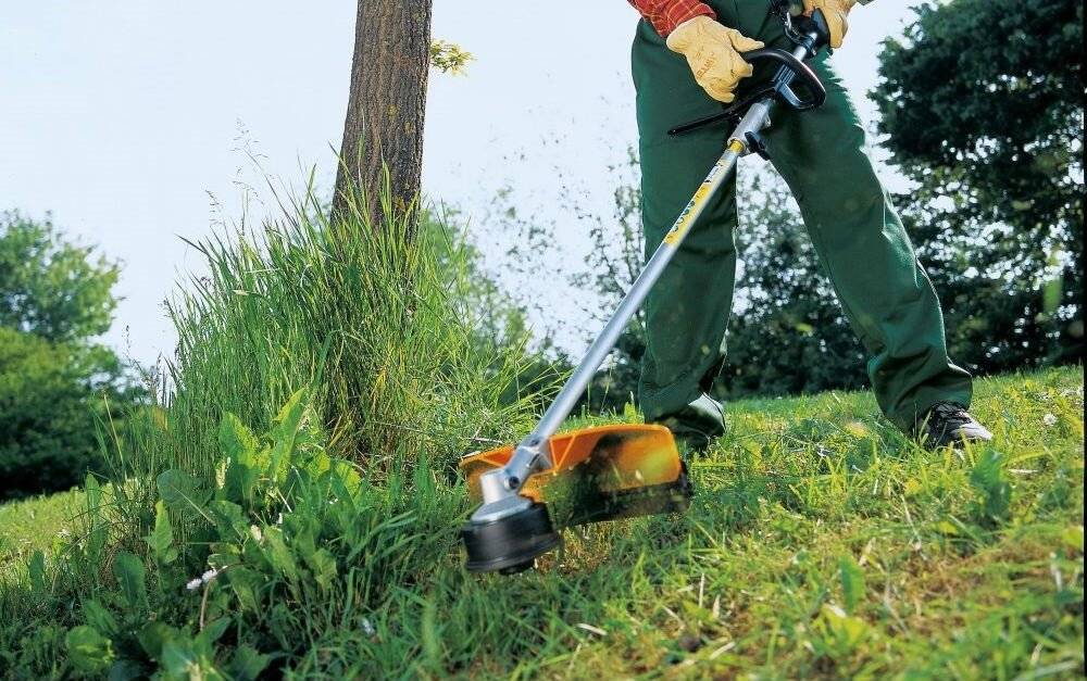 Как правильно косить траву триммером с леской: советы и рекомендации