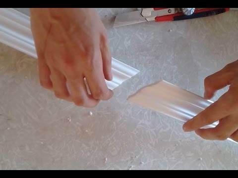 Как вырезать угол потолочного плинтуса