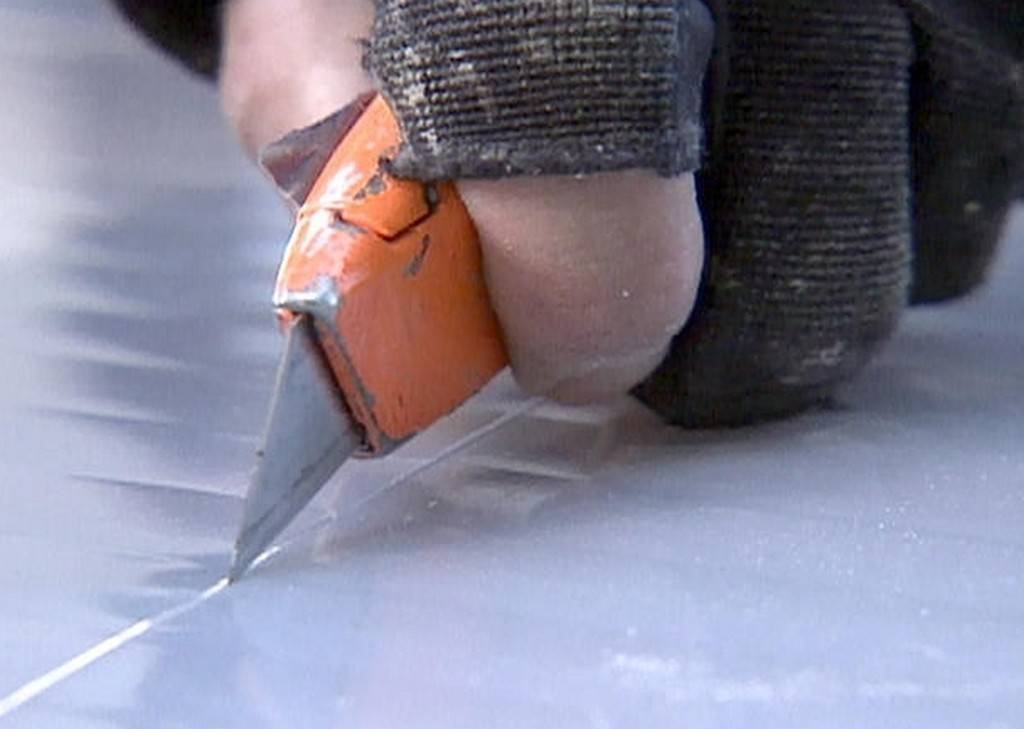Чем резать поликарбонат: канцелярский нож, электрический лобзик и другие средства, видео и фото