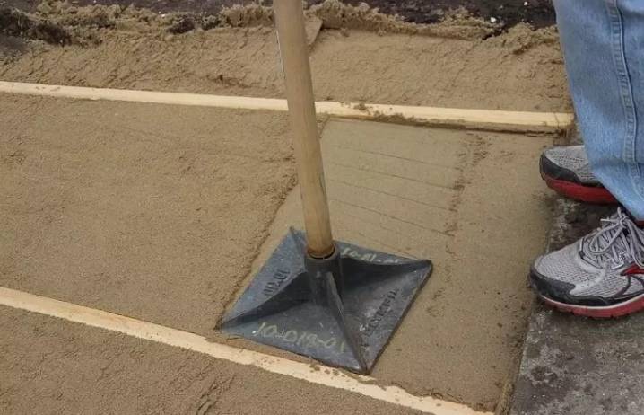 Утрамбовка песка водой. как грамотно утрамбовать песчаную подушку под мелкозаглубленной фундамент вручную? уплотнение песка вручную
