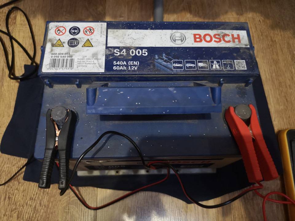 Как заряжать аккумулятор bosch s4 005