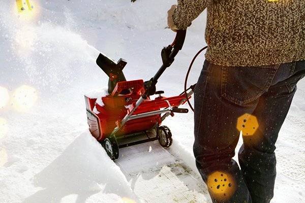 Лопата на колесах со шнеком для уборки снега: критерии выбора и характеристики