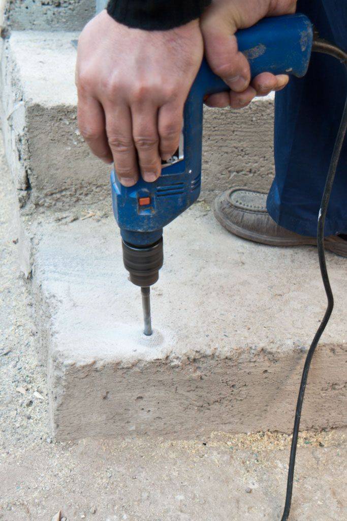 Как просверлить бетонную стену с арматурой