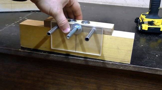 Описание кондукторов для сверления отверстий: приспособления под шканты и под углом, как сделать своими руками