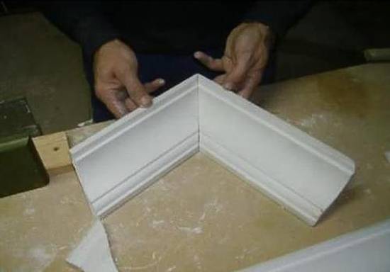 Как правильно оформить углы на потолочном плинтусе