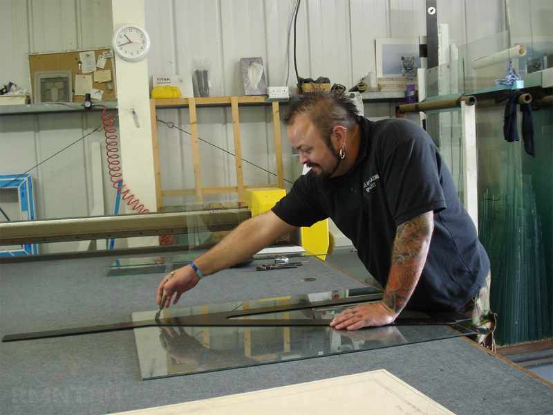 Как резать стекло стеклорезом правильно