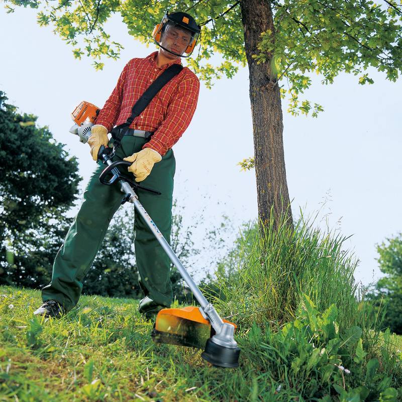 Как правильно косить траву триммером с леской: установка механизма и подготовка триммера к работе. правильные способы покоса