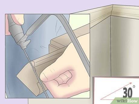 Как приклеить потолочный плинтус и вырезать угол