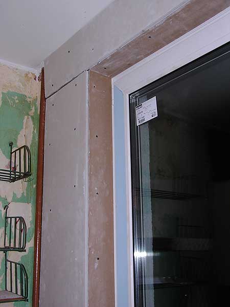 Чем приклеить пластиковый уголок к стене и к откосу окна пвх