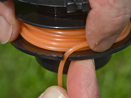 Как поменять леску на газонокосилке: подробная инструкция