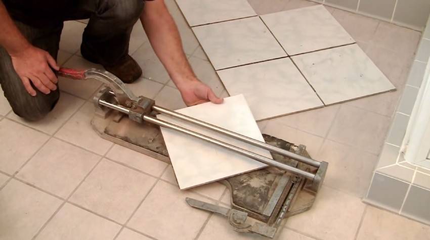Как пользоваться ручным плиткорезом? знакомство с инструментом. как правильно резать плитку различными плиткорезами?