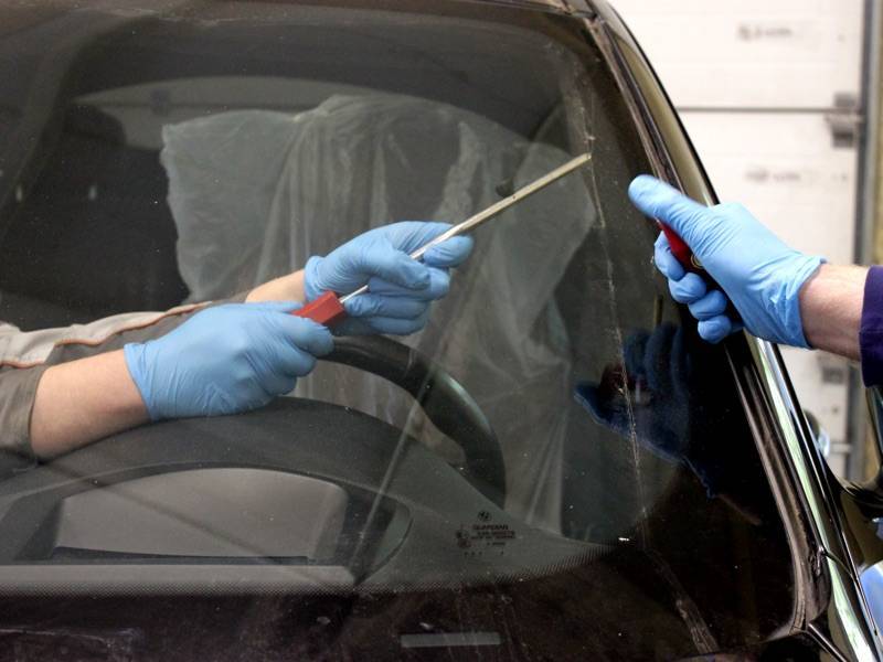 Кузовной ремонт: технология замены стекол