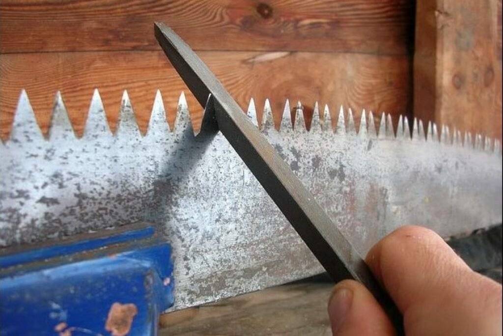 Как развести зубья у ножовки по дереву?