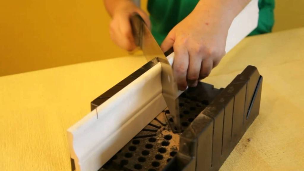 Как резать пластиковые уголки на откосы
