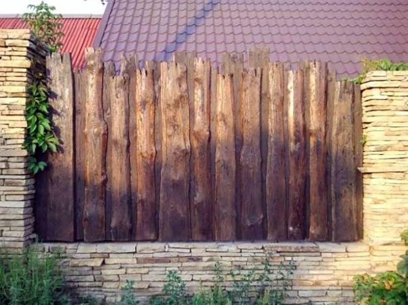 Как сделать забор из горбыля своими руками