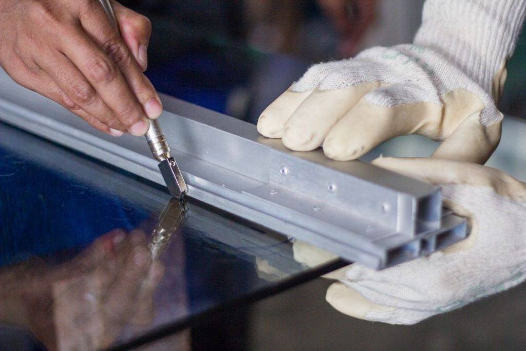 Как резать стекло стеклорезом правильно