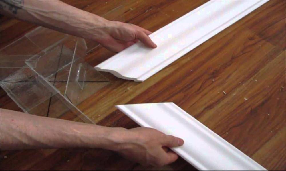 Как резать потолочный плинтус в углах – варианты и способы