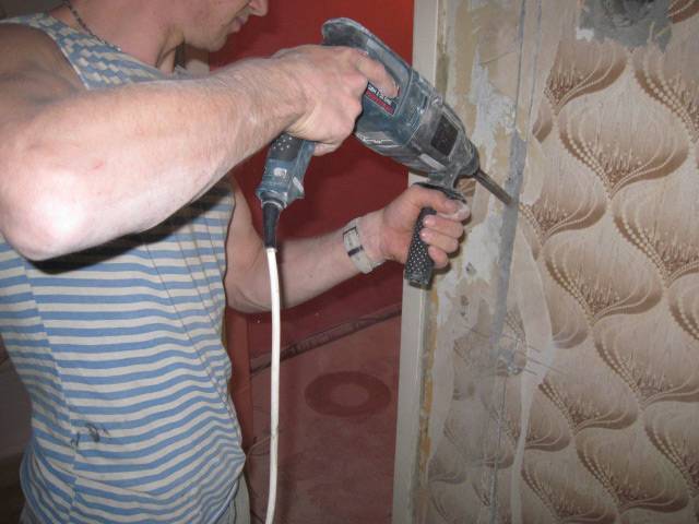 Как штробить стены под проводку без пыли: особенности работ в зависимости от материала стен