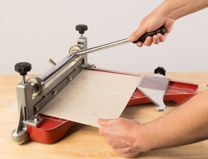 Как правильно резать плитку плиткорезом, ручным и электрическим: подробная инструкция и видео о том, как пользоваться плиткорезом
